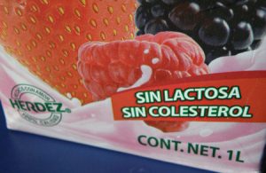 A food label in Spanish that says "Sin lactosa, sin colesterol"